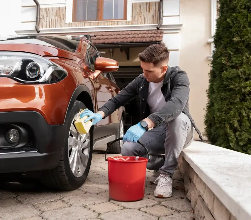 Lavage auto à domicile Pont-d'Ain : professionnel intervenant sur un véhicule